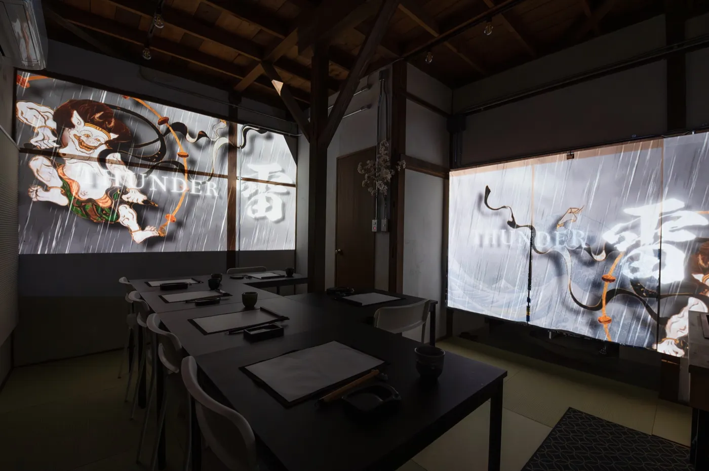 Projection mapping of the thunder god filling the room